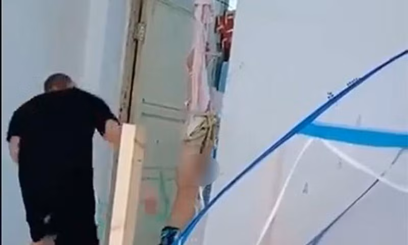 Treo nguoc be trai danh toi ngat xiu: Tam ly bao hanh bien thai-Hinh-2