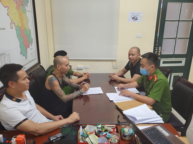  2. Phú Lê thú nhận sai đàn em truy tìm Đào Chile: Cục Cảnh sát hình sự cho biết Phú Lê được xác định là chủ mưu vụ hành hung. Tại cơ quan công an, Phú Lê khai bị chị Trần Thị Đào (còn gọi là Đào Chile) thách thức nên sai đàn em truy tìm người phụ nữ này ở khu vực huyện Đông Anh sau đó đến nhà Đào ở huyện Đan Phượng (Hà Nội). Tại đây, cả hai bịt mặt, đeo khẩu trang rồi tìm đánh mẹ của chị Đào theo chỉ đạo của Phú Lê.