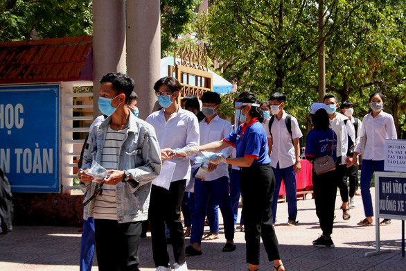  4. Thay 178 giám thị liên quan COVID-19: Sáng nay, Giám đốc Sở Giáo dục và Đào tạo tỉnh Quảng Trị, xác nhận tỉnh này vừa thay khẩn cấp 178 giám thị coi thi và 58 cán bộ phục vụ thi tại các điểm thi vì những người này có liên quan đến 2 ca dương tính với COVID-19 vừa phát hiện trên địa bàn. 2 ca này được phát hiện trước khi kỳ thi chính thức bắt đầu 2 ngày nên việc thay thế được thực hiện trước buổi thi đầu tiên hơn 10 giờ đồng hồ.