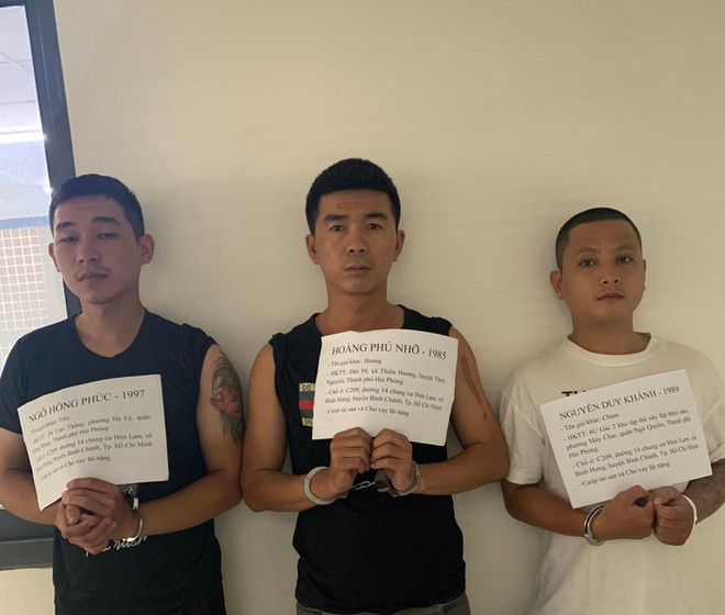  8. Bắt băng nhóm Hải Phòng cho vay nặng lãi, cướp tài sản ở TP.HCM: Công an Q.3 (TP.HCM) tạm giữ các nghi phạm trong băng nhóm người Hải Phòng ‘hành nghề’ cho vay nặng lãi, cướp tài sản ở trung tâm TP.HCM. Đây là băng nhóm chuyên hoạt động cho vay nặng lãi, với mức lãi suất hơn 20%/ tháng. Các thành viên trong nhóm là dân “anh chị” ở Hải Phòng. Để “quảng cáo” cho vay, nhóm này thường dán tờ rơi ở cột điện, tường nhà dân...