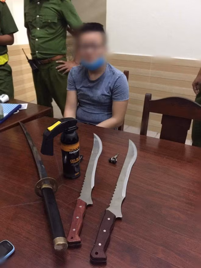  9. Nhóm thanh niên 16 tuổi vác hung khí đi trả thù: Khoảng 1h45 phút, Cảnh sát 113 (TP.Đà Nẵng) truy đuổi và bắt được Trần Hữu Hoàng Khoa (16 tuổi, ngụ P.Hải Châu 2, Q.Hải Châu, TP.Đà Nẵng) đang cùng nhóm bạn đi 15 xe máy mang theo hung khí. Công an giữ 2 cây đao dài 70 cm, 1 cây kiếm Nhật dài 120 cm, 1 bình xịt hơi cay. Khoa khai, nhóm Khoa bị một nhóm thanh thiếu niên ở Q.Liên Chiểu phục kích, nên Khoa về lấy hung khí, kéo thêm đồng bọn đi trả thù.