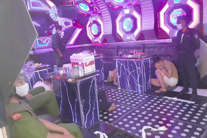 1. Đột kích tiệc ma túy trong quán karaoke: Công an tỉnh Tây Ninh bắt quả tang 76 người sử dụng trái phép chất ma túy quán karaoke Hải Triều ở xã An Thạnh đón khách bất chấp quy định tạm ngừng hoạt động để phòng dịch COVID-19. Tại đây công an thu giữ nhiều gói nghi là ma túy, 15 ôtô, 46 xe máy và 400 triệu đồng. Khám xét nơi ở của 11 người trong nhóm, tạm giữ 6 tờ giấy có nội dung cho vay nặng lãi, 171 bịch nylon nghi chứa ma túy...