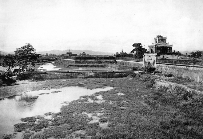 Năm 1885, Pierre Dieulefils, tác giả cuốn sách Đông Dương xinh đẹp và kỳ vĩ, từ Pháp đến Đông Dương. Ông đã dành nhiều thời gian, công sức để chụp những bức ảnh phong cảnh, đời sống, sinh hoạt người Việt. Bức ảnh trên chụp quang cảnh bên ngoài kinh thành Huế.