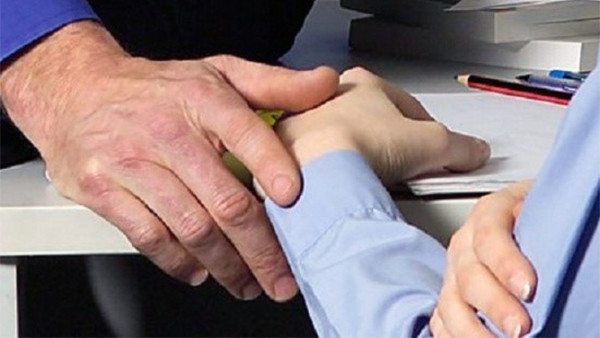 Can bo quan he tinh duc ngay tai tru so, “1 phut sung suong roi vut tat“-Hinh-2