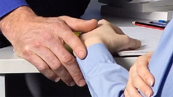 Can bo quan he tinh duc ngay tai tru so, “1 phut sung suong roi vut tat“-Hinh-2