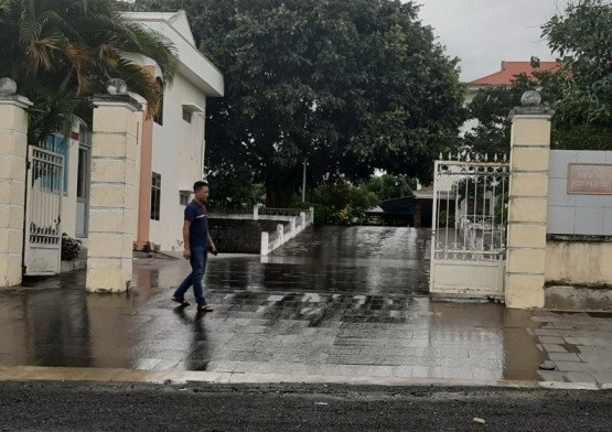 Can bo quan he tinh duc ngay tai tru so, “1 phut sung suong roi vut tat“