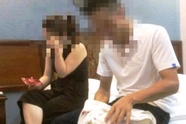 Cũng trong thời điểm, huyện ủy Thanh Chương, Nghệ An cũng nhận đơn tố cáo chuyện quan hệ bất chính giữa ông N.D.M. (Chủ tịch UBND xã Thanh Chi) và bà Tr. (Chủ tịch Hội Nông dân xã Thanh Chi). Ngoài đơn tố cáo, Ủy ban Kiểm tra Huyện ủy nhận được một USB có chứa một đoạn clip "nóng" dài khoảng 4 phút ghi lại cảnh "quan hệ" giữa hai người này.