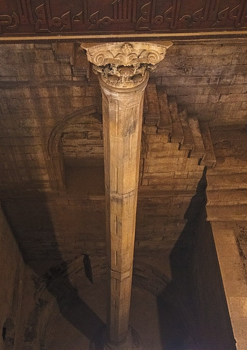 Nilometer đơn giản nhất là một cột trụ được cắm xuống sông, với các vết khắc thể hiện mực nước. Sau này, các cột trụ bắt đầu được dựng trong các công trình bằng đá lộng lẫy, như tháp đo trên đảo Rhode, trung tâm Cairo. Ảnh: @Adventure_focus.