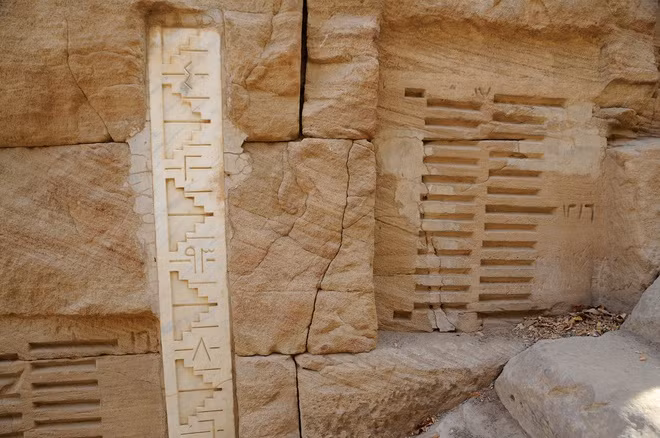 Ban đầu, đó chỉ là các vệt được khắc ở bờ sông, sau đó, người Ai Cập đánh dấu trên cầu thang, cột trụ, giếng, và những công trình được gọi chung là nilometer (thước đo sông Nile). Quan tư tế hoàng gia sẽ ghi chép lại con số hàng ngày và công bố khi cơn lũ mùa hè đến. Ảnh: Whitesharktravel.