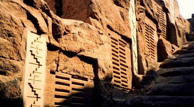 Một nilometer quan trọng khác nằm trên đảo Elephantine ở Aswan, gồm một cầu thang dẫn xuống nước và các vết khắc trên tường. Elephantine nằm ở biên giới phía nam Ai Cập, và là nơi đầu tiên nhận biết dấu hiệu của cơn lũ sắp đến. Ảnh: Globalgeography.