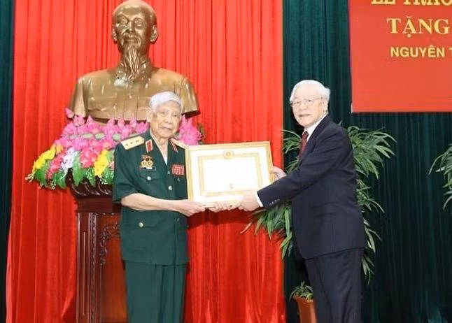 Năm 2019, tại Lễ đón nhận Huy chương 70 năm tuổi Đảng do Tổng Bí thư Nguyễn Phú Trọng trao tặng, nguyên Tổng Bí thư Lê Khả Phiêu chia sẻ: “Lễ trao Huy hiệu 70 năm tuổi Đảng hôm nay như một lời nhắc nhở đối với tôi, mặc dù đã nghỉ công tác nhưng sẽ vẫn tiếp tục thực hiện trách nhiệm của người đảng viên cộng sản đối với sự nghiệp cách mạng của Đảng, của dân tộc trong thời kỳ mới”. 