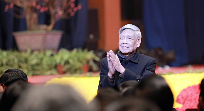 Phát biểu tại Đại hội Đảng bộ Thành phố Hồ Chí Minh khóa VlI (ngày 19/12/2000), ông nói: “Đối với một đảng cầm quyền, nguy cơ lớn nhất là nguy cơ suy thoái về chính trị, suy thoái về đạo đức. Kẻ thù hiểu rằng muốn xóa bỏ chủ nghĩa xã hội ở Việt Nam thì phải chuyển hóa Đảng Cộng sản, làm cho Đảng Cộng sản không còn nữa, hoặc làm cho Đảng Cộng sản còn tên mà đã biến chất”.