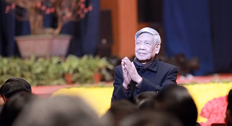 Phát biểu tại Đại hội Đảng bộ Thành phố Hồ Chí Minh khóa VlI (ngày 19/12/2000), ông nói: “Đối với một đảng cầm quyền, nguy cơ lớn nhất là nguy cơ suy thoái về chính trị, suy thoái về đạo đức. Kẻ thù hiểu rằng muốn xóa bỏ chủ nghĩa xã hội ở Việt Nam thì phải chuyển hóa Đảng Cộng sản, làm cho Đảng Cộng sản không còn nữa, hoặc làm cho Đảng Cộng sản còn tên mà đã biến chất”.