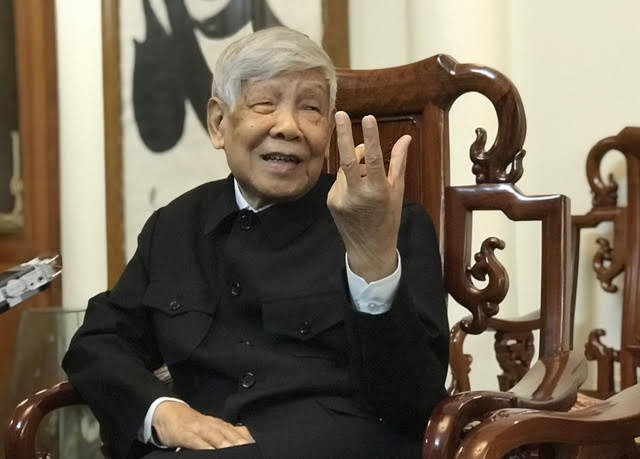 Ông đã từng nói: “Thực hiện dân chủ ở cơ sở phụ thuộc rất lớn vào hệ thống chính trị… Chúng ta không thể chấp nhận tình trạng ở ngay tại cơ sở mà tổ chức đảng, bộ máy chính quyền lại xa dân tới mức quan liêu, thậm chí dùng quyền lực ức hiếp nhân dân, tự đặt ra những quy định phiền hà dân”. (Trả lời phỏng vấn Báo Người lao động, số Xuân Kỷ Mão, 1999).