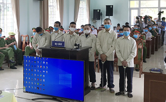  8. Phạt 25 năm tù 6 người đưa người Trung Quốc nhập cảnh trái phép vào Việt Nam: TAND tỉnh Quảng Ninh tổ chức xét xử lưu động vụ án “Tổ chức cho người khác nhập cảnh trái phép”, tuyên phạt 25 năm tù với 6 thanh niên Quảng Ninh lập đường dây đưa người Trung Quốc vào Việt Nam. Người cao nhất chịu 6 năm tù, người ít nhất 2 năm. Quá trình đưa người Trung Quốc nhập cảnh trái phép vào Việt Nam bị phát hiện, cả nhóm 6 thanh niên đã đến công an đầu thú.