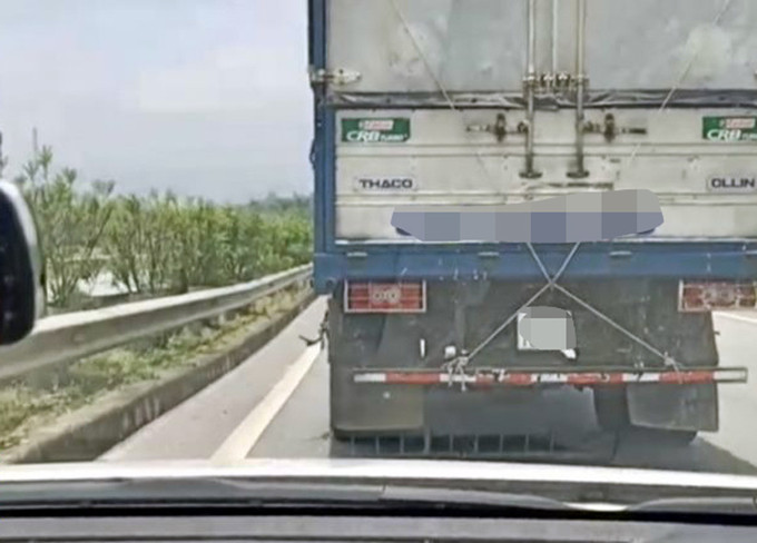 9. Phạt 4 triệu vì không nhường đường xe ưu tiên: Đội tuần tra kiểm soát cao tốc số 1 tuyến Nội Bài - Lào Cai (Cục CSGT) phạt nam tài xế 37 tuổi ở Tam Dương (Vĩnh Phúc) 4 triệu đồng, tước giấy phép lái xe 2 tháng về hành vi không nhường đường cho đoàn xe ưu tiên. Trưa 21/7, trên tuyến cao tốc này, dù xe ưu tiên đang trên đường làm nhiệm vụ liên tục còi, đèn và loa thông báo nhưng tài xế xe tải đi phía trước vẫn không nhường đường.