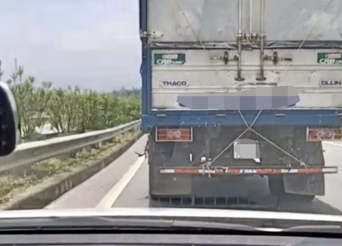 9. Phạt 4 triệu vì không nhường đường xe ưu tiên: Đội tuần tra kiểm soát cao tốc số 1 tuyến Nội Bài - Lào Cai (Cục CSGT) phạt nam tài xế 37 tuổi ở Tam Dương (Vĩnh Phúc) 4 triệu đồng, tước giấy phép lái xe 2 tháng về hành vi không nhường đường cho đoàn xe ưu tiên. Trưa 21/7, trên tuyến cao tốc này, dù xe ưu tiên đang trên đường làm nhiệm vụ liên tục còi, đèn và loa thông báo nhưng tài xế xe tải đi phía trước vẫn không nhường đường.