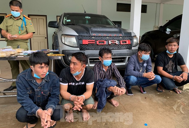 5. Quảng Trị "Cất vó" mẻ ma túy lớn: Bộ Chỉ huy Bộ đội Biên phòng Quảng Trị phối hợp với Công an Lào “cất vó” thành công mắt xích quan trọng trong đường dây ma túy xuyên quốc gia với số lượng tang vật rất lớn. 5 đối tượng bị bắt giữ đều mang quốc tịch Lào, tang vật thu giữ tại hiện trường là 60 nghìn viên ma túy tổng hợp mang ký hiệu WY, một xe ô tô For Ranger và hơn 1 triệu tiền Kíp Lào...