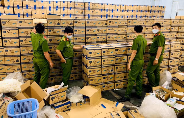  7. Bắt chủ công ty mua bán găng tay giả: Công an TPHCM vừa triệt phá đường dây sản xuất, mua bán găng tay y tế giả lớn do Thạch Thị Hoa, Giám đốc Công ty TNHH Sản xuất Thương mại Thiết bị TTH, trụ sở tại quận Tân Bình cầm đầu. Hoa khai, mua găng tay y tế đã qua sử dụng và trôi nổi trên thị trường về sàng lọc, đóng gói, cho vào hộp nhãn hiệu nổi tiếng đưa đi tiêu thụ.