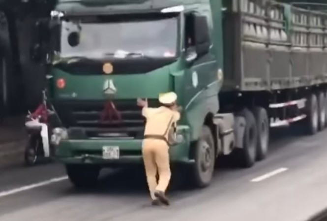 7. Lái xe quá tải lao xe vào công an: Công an tỉnh Ninh Bình tạm giữ lái xe và xe tải có hành vi chở quá tải, sau đó cố tình tăng ga bỏ chạy, gây nguy hiểm tính mạng một CSGT đang đứng ở đầu xe để yêu cầu dừng xe. Trước đó, trên mạng xã hội xuất hiện một clip ghi lại cảnh một xe tải cố tình nhấn ga bỏ chạy khi trước mũi xe có một CSGT đang giang tay chặn xe lại. Cảnh sát này đã né được ra khỏi mũi xe ngay sau đó.
