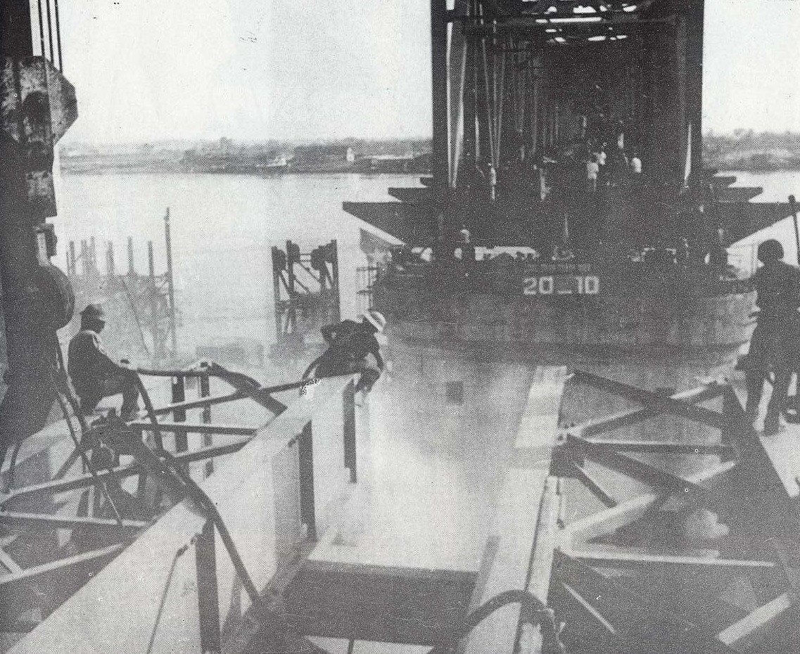 Nhận thấy vấn đề vận chuyển qua sông Hồng trong thời điểm đó là rất lớn: lưu lượng xe ô tô có ngày cao nhất là 4.000 xe, xe đạp là 16.400 chiếc, số khách bộ hành là 50.000 lượt người; trong khi đó, đường sắt duy nhất qua sông Hồng là cầu Long Biên được xây dựng từ năm 1902 cũng đã trở nên quá tải…