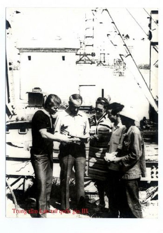 Do vậy, ngày 24/01/1972, Hội đồng Bộ trưởng đã ra Chỉ thị số 17-TTg về công tác chuẩn bị xây dựng cầu Thăng Long và tiếp đó ngày 17/8/1973, Thủ tướng Chính phủ đã phê duyệt nhiệm vụ thiết kế công trình cầu này. Ảnh: Các chuyên gia Liên Xô đang trao đổi cùng kỹ sư xây dựng. Nguồn: Trung tâm Lưu trữ quốc gia III.