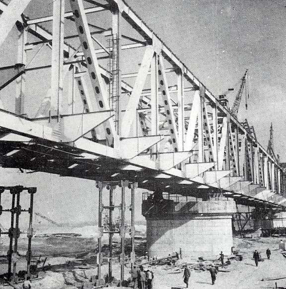 Cầu Thăng Long do 3 đơn vị thiết kế kỹ thuật: Ban Nghiên cứu và Thiết kế cầu Thăng Long (nay đổi tên là Xí nghiệp Khảo sát ); Tổ Chuyên gia kỹ thuật thiết kế cầu lớn sông Hồng của Bộ Giao thông nước Cộng hòa Nhân dân Trung Hoa; Viện Thiết kế cầu quốc gia Liên Xô.