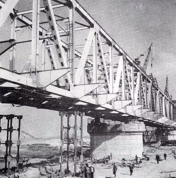 Cầu Thăng Long do 3 đơn vị thiết kế kỹ thuật: Ban Nghiên cứu và Thiết kế cầu Thăng Long (nay đổi tên là Xí nghiệp Khảo sát ); Tổ Chuyên gia kỹ thuật thiết kế cầu lớn sông Hồng của Bộ Giao thông nước Cộng hòa Nhân dân Trung Hoa; Viện Thiết kế cầu quốc gia Liên Xô.