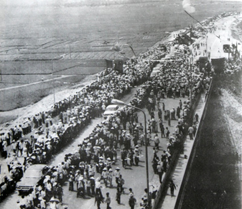 Mấy nằm đầu, cầu Thăng Long vắng người qua lại do cầu cao, người đi xe đạp phải dắt bộ, chưa thuận tiện. Nhưng sau đó, cầu lại là tuyến huyết mạch giao thông trọng điểm của Thủ đô nối các tỉnh phía Tây Bắc và là trục chính đi, về giữa nội đô với sân bay Nội Bài;… Ảnh: Lễ Khánh thành cầu Thăng Long, nguồn tư liệu.