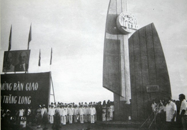 Cầu Thăng Long được khởi công xây dựng từ ngày 26/11/1974 và thông xe sử dụng toàn bộ ngày 09/5/1985. Cầu Thăng Long có chiều dài 1.710 m, gồm 15 nhịp dầm dàn thép đặt trên 14 trụ giếng chìm và 02 mố. Phần cầu chính gồm 02 tầng, tầng trên rộng 19,50m dùng cho 4 làn xe ô tô, tầng dưới đặt 02 đường xe lửa khổ 1345mm và hai bên đường xe thô sơ rộng 3,5m. Phần cầu dẫn đường ô tô (cả hai bờ) dài 1.405,45m và cầu dẫn đường sắt (cả hai bờ) dài 3.793m. Ảnh Lễ bàn giao cầu Thăng Long, nguồn Tư liệu.