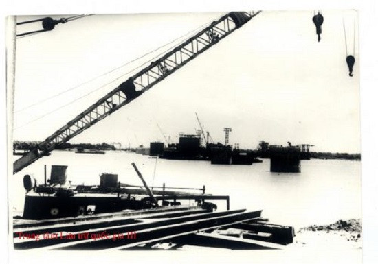 Từ năm 1960, Bộ Giao thông - Vận tải nghiên cứu mạng lưới đường sắt khu đầu mối Hà Nội, trong đó có hai cầu vượt sông Hồng ở Chèm và Thanh Trì và tương lai lâu dài một cầu nữa ở Sơn Tây. Tên ban đầu là cầu Chèm, sau đó trao đổi thành cầu Thăng Long. Đây là cây cầu bắc qua sông Hồng tại Chèm và có vị trí quan trọng trong hệ thống giao thông phía Bắc Hà Nội. Ảnh: Trung tâm Lưu trữ Quốc gia III.