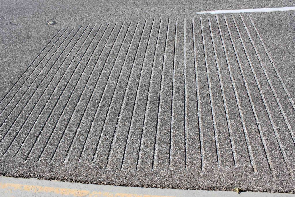 Trên con đường Civic Musical ở Lancaster (California, Mỹ), một nhà sản xuất ôtô đã sử dụng các rãnh sâu với khoảng cách khác nhau để tạo ra âm nhạc. Những người lái xe qua cung đường này sẽ nghe thấy giai điệu du dương như phần cuối của đoạn nhạc "William Tell Overture". Ảnh: Trevor Cox.