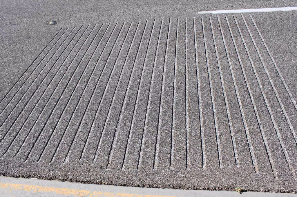 Trên con đường Civic Musical ở Lancaster (California, Mỹ), một nhà sản xuất ôtô đã sử dụng các rãnh sâu với khoảng cách khác nhau để tạo ra âm nhạc. Những người lái xe qua cung đường này sẽ nghe thấy giai điệu du dương như phần cuối của đoạn nhạc "William Tell Overture". Ảnh: Trevor Cox.