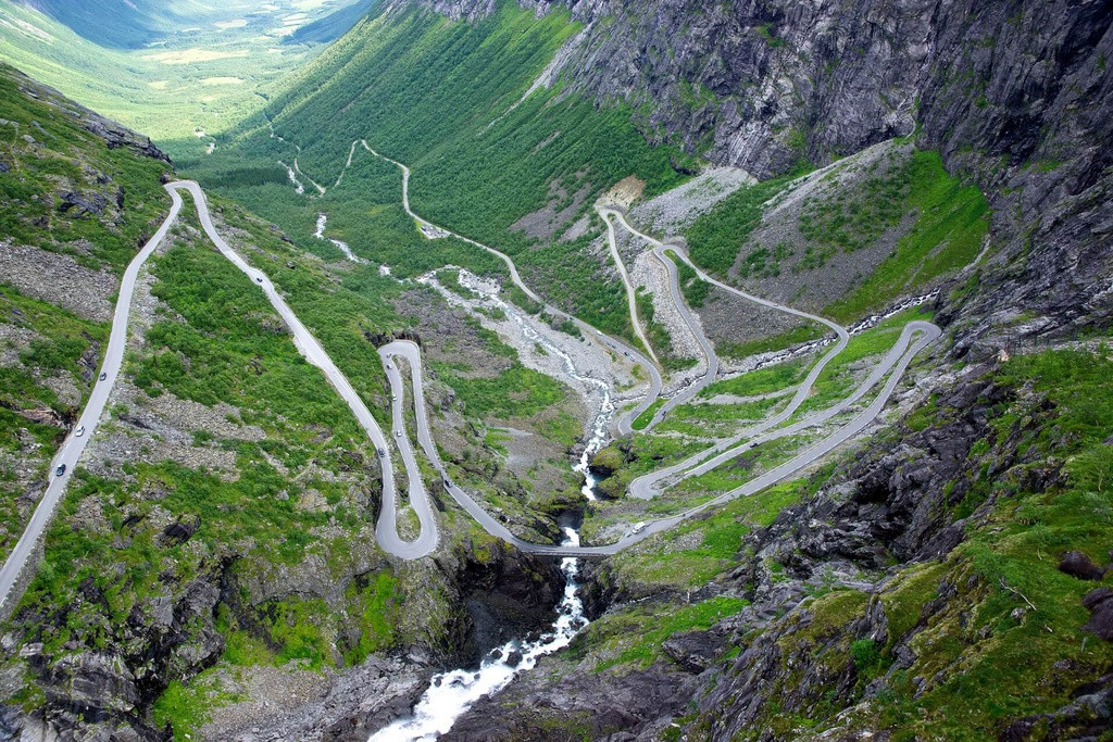 Nằm ở phía tây Na Uy, Trollstigen là con đường hẹp, uốn lượn trên sườn núi, sở hữu 11 khúc cua cùi chỏ. Nhờ những khúc cua ly kỳ và tầm nhìn ra dãy núi cùng thác nước ngoạn mục, con đường trở nên nổi tiếng. Ảnh: Karen Blaha.