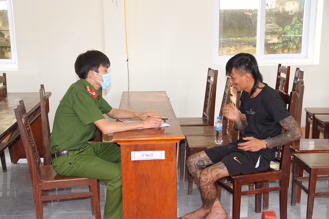  4. Ngáo đá tra khảo vợ và con bằng súng: Công an huyện Phù Cừ (Hưng Yên) khống chế được Lê Anh Văn (SN 1990, trú tại xã Tống Phan) khi đang dùng súng tra khảo vợ và con trai. Do sử dụng ma túy khiến Văn bị ảo giác, lo sợ mình bị theo dõi, vây bắt nên dùng súng gây thương tích cho vợ, sau đó nhốt và đe dọa sẽ giết nếu tự ý đi ra ngoài. Văn có 1 tiền án về tội đe dọa giết người. Người từng bị Văn đe dọa chính là con trai.