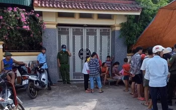  3. Phó trưởng công an huyện thừa nhận nợ tiền người giúp việc: Ông Trần Đình Đức, nguyên Phó trưởng Công an huyện Thanh Chương đã thừa nhận có cầm tiền của người giúp việc và trả lại trước 162 triệu đồng, hứa 2 tháng nữa sẽ trả đủ. Chị Ngô Thị Chung từng giúp việc cho gia đình ông Đức, nhiều lần đưa tiền cho vợ chồng ông này để nhờ mua đất, tổng số tiền hơn 680 triệu đồng mà không có giấy tờ. Bất đắc dĩ, chị phải dựng rạp trước cổng nhà để đòi.