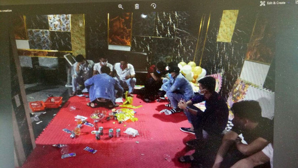  6. 14 người tổ chức sinh nhật dưới hầm quán Karaoke: Công an huyện Triệu Phong (tỉnh Quảng Trị) kiểm tra quán karaoke Thái Hải, phát hiện một căn phòng dưới tầng hầm của quán karaoke này khóa trái cửa, có nhiều biểu hiện bất thường. Sau 10 phút mới mở được cửa, bên trong gồm 13 nam và 1 nữ tuổi từ 22 – 29 tụ tập ăn nhậu. Tất cả đều dương this với ma túy. Chủ quán cho biết nhóm này thuê tầng hầm để tổ chức sinh nhật.