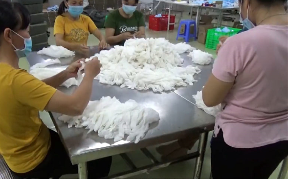 Công ty BM tái chế hàng chục tấn găng tay: Đã trục lợi tiền khủng? - Hình 2 Cong ty BM tai che hang chuc tan gang tay: Da truc loi tien khung?-Hinh-2