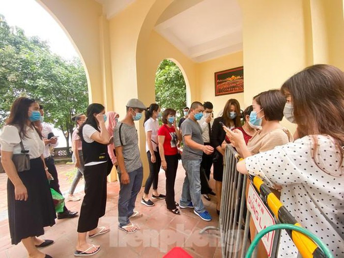 Giua dich COVID-19 “bien nguoi” chen nhau di le Phu Tay Ho dau thang co hon-Hinh-12