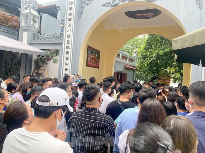 Giua dich COVID-19 “bien nguoi” chen nhau di le Phu Tay Ho dau thang co hon-Hinh-5