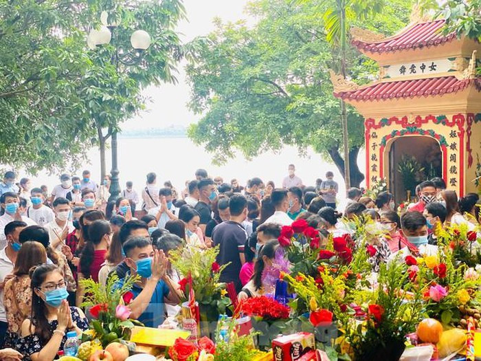 Giua dich COVID-19 “bien nguoi” chen nhau di le Phu Tay Ho dau thang co hon-Hinh-8