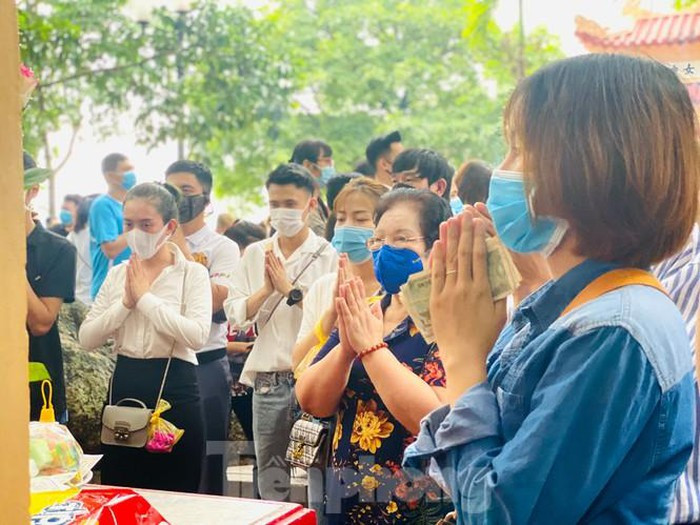 Giua dich COVID-19 “bien nguoi” chen nhau di le Phu Tay Ho dau thang co hon-Hinh-10