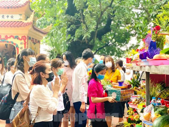 Giua dich COVID-19 “bien nguoi” chen nhau di le Phu Tay Ho dau thang co hon-Hinh-9