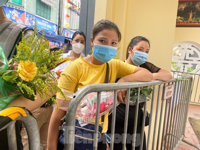 Giua dich COVID-19 “bien nguoi” chen nhau di le Phu Tay Ho dau thang co hon-Hinh-6