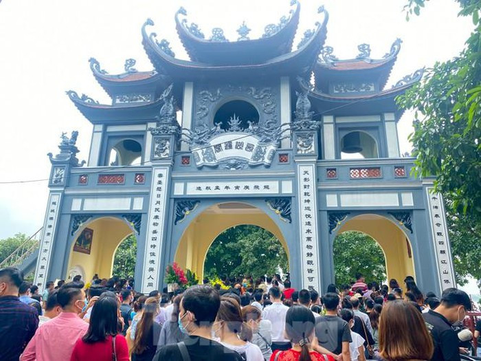 Giua dich COVID-19 “bien nguoi” chen nhau di le Phu Tay Ho dau thang co hon-Hinh-4