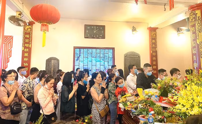 Giua dich COVID-19 “bien nguoi” chen nhau di le Phu Tay Ho dau thang co hon-Hinh-11