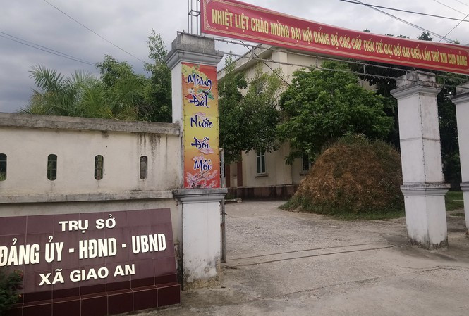 5. Nữ Phó chủ tịch bị hành hung cắt tóc tại văn phòng: Cơ quan công an đang xác minh, xử lý sự việc bà Lê Thị Dung (53 tuổi), Phó chủ tịch HĐND xã Giao An, huyện Lang Chánh (Thanh Hóa) tố bị vợ và con gái của ông Phạm Văn Toàn, bí thư Đảng ủy xã Giao An xông vào phòng làm việc hành hung, làm nhục bà. Trong lúc hành hung, vợ ông Thi dùng kéo cắt tóc bà Dung, gây thương tích trên đầu nạn nhân, nên phải nhập viện khâu 3 mũi, điều trị vết thương.