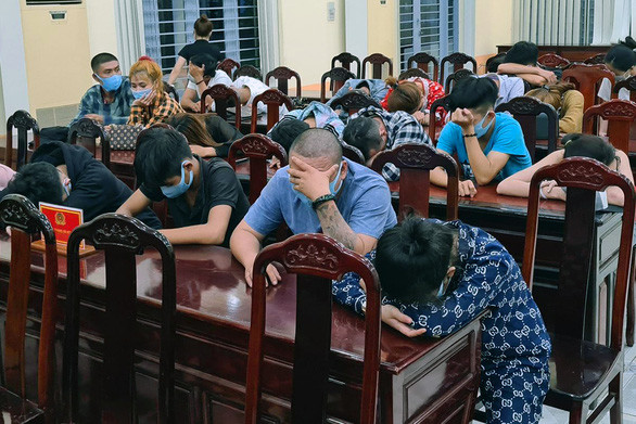 2. Đại tiệc ma túy hậu sinh nhật: Công an huyện Thống Nhất (Đồng Nai) kiểm tra nhà Đỗ Tiến Hưng (22 tuổi, xã Gia Tân 2) khi đang có hàng chục người phe ma túy, thu giữ một túi ni lông chứa tinh thể màu trắng, 2 viên nén nghi ma túy… Kiểm tra nhanh, có 23 người dương tính với chất ma túy. Theo đó sau khi dự sinh nhật Nguyễn Thành Luân (32 tuổi cùng xã) nhóm này đến nhà Hưng chơi và dùng ma túy.