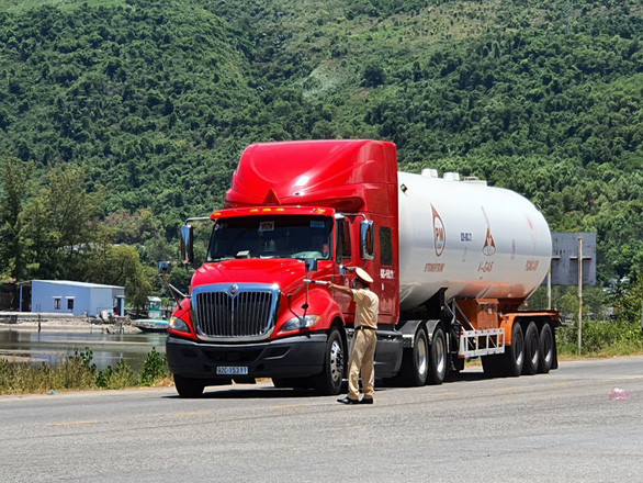 4. Huế dùng camera truy vết F1: Nhằm truy vết F1 của 3 ca bệnh 589, 601 và 602, UBND tỉnh Thừa Thiên Huế chỉ đạo CDC kết hợp cùng công an tỉnh tận dụng dữ liệu từ camera an ninh để kiểm tra các điểm dừng, người dân từng tiếp xúc gần với người bệnh để sớm cách ly, kiểm soát dịch bệnh.