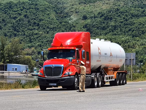 4. Huế dùng camera truy vết F1: Nhằm truy vết F1 của 3 ca bệnh 589, 601 và 602, UBND tỉnh Thừa Thiên Huế chỉ đạo CDC kết hợp cùng công an tỉnh tận dụng dữ liệu từ camera an ninh để kiểm tra các điểm dừng, người dân từng tiếp xúc gần với người bệnh để sớm cách ly, kiểm soát dịch bệnh.